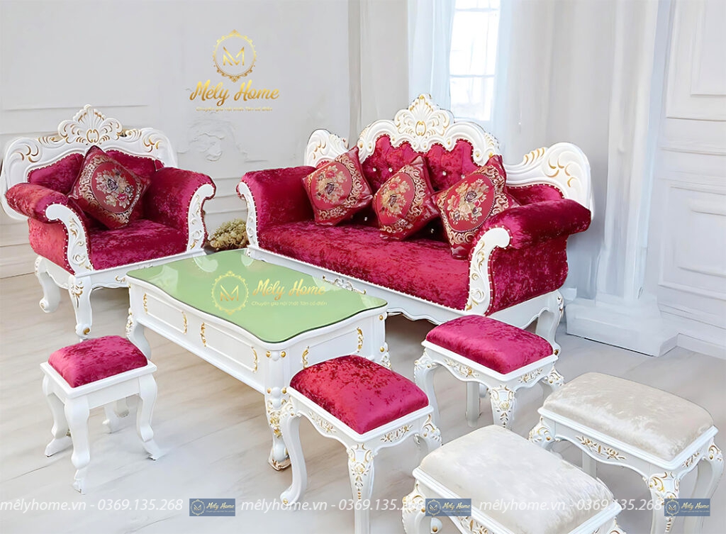 Bộ sofa tân cổ điển giá rẻ khung màu trắng, bọc nhung màu đỏ nổi bật, gồm 1 văng dài, 1 ghế đơn, 1 bàn trà và 3 đôn nhỏ