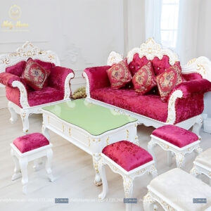 Bộ sofa tân cổ điển giá rẻ khung màu trắng, bọc nhung màu đỏ nổi bật, gồm 1 văng dài, 1 ghế đơn, 1 bàn trà và 3 đôn nhỏ