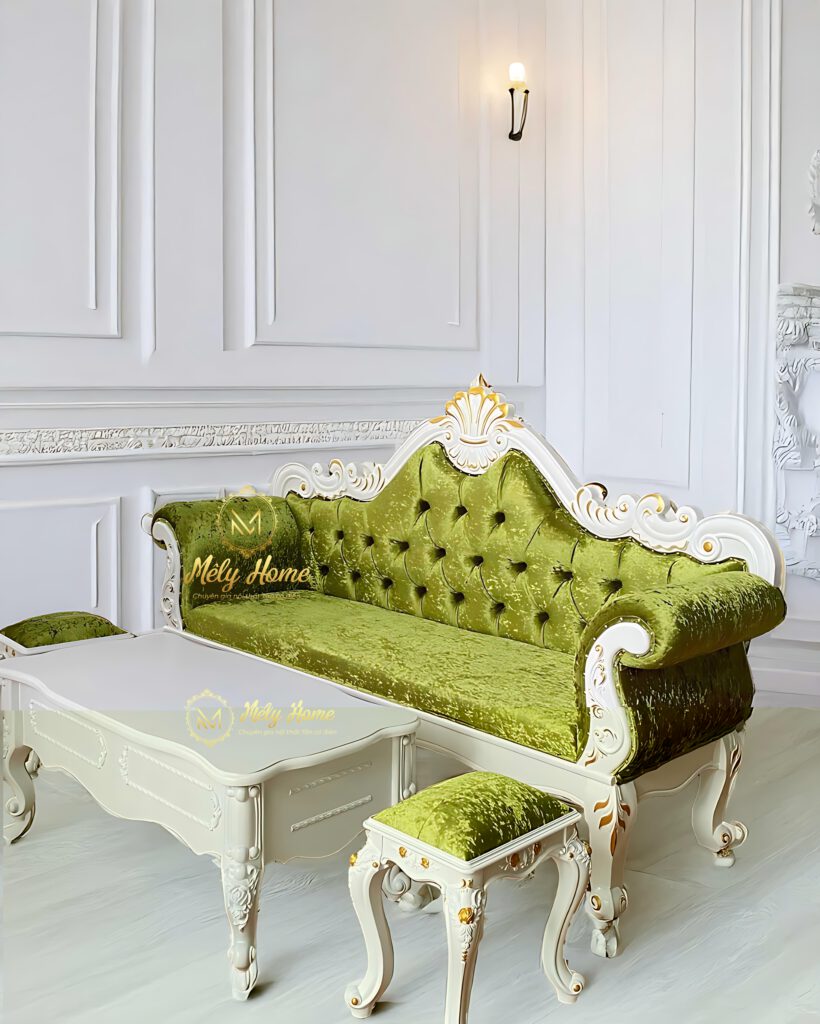 Bộ sofa phong cách tân cổ điển dành cho spa với văng chính dài 2m2, khung phun màu trắng, hoa văn nhũ vàng, bọc nhung màu olive, bàn trà dài 1m2, đi kèm 2 đôn nhỏ