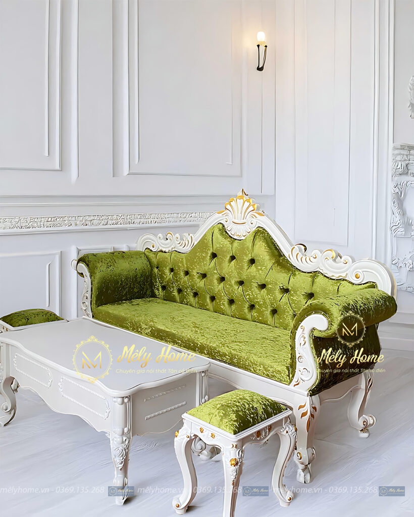 Bộ sofa phong cách tân cổ điển dành cho spa với văng chính dài 2m2, khung phun màu trắng, hoa văn nhũ vàng, bọc nhung màu olive, bàn trà dài 1m2, đi kèm 2 đôn nhỏ