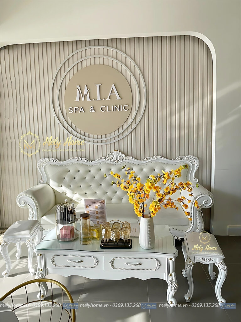 Bộ sofa tân cổ điển giá rẻ chuyên dụng cho spa, chất liệu gỗ MDF, bọc da màu trắng, văng dài 2m2, bàn trà 1m2 và 2 đôn nhỏ
