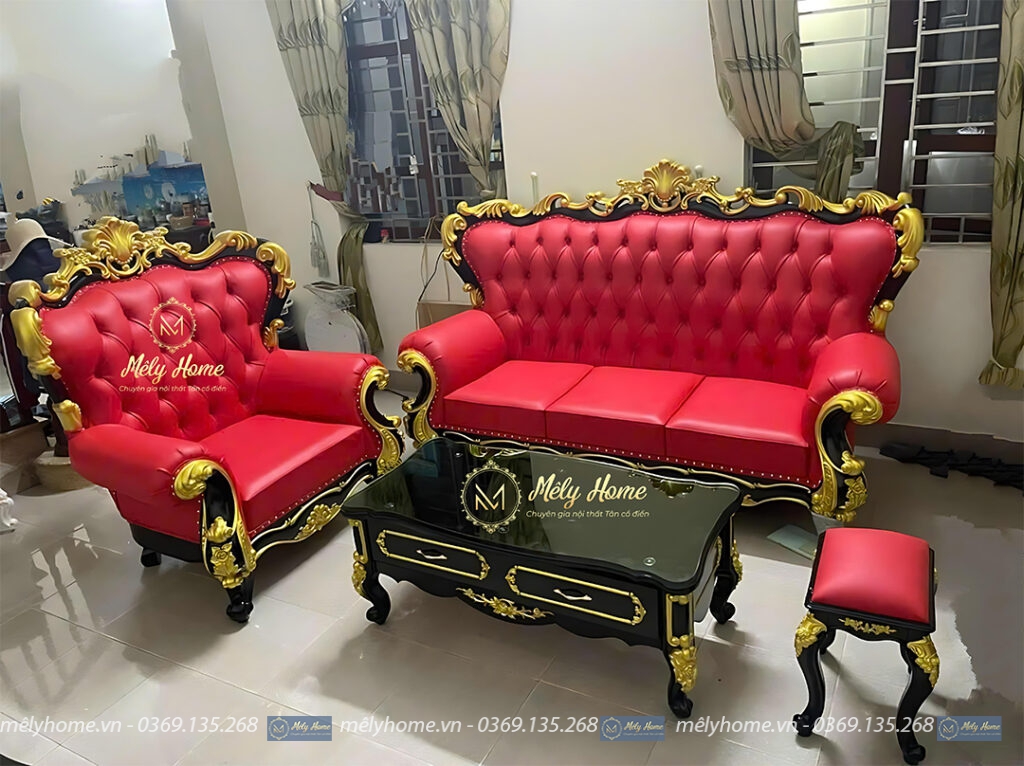 Bộ sofa tân cổ phân khúc cao cấp gồm văng dài, văng ngắn, bàn trà và đôn nhỏ, khung màu đen nhũ vàng, bọc da màu đỏ rực rỡ